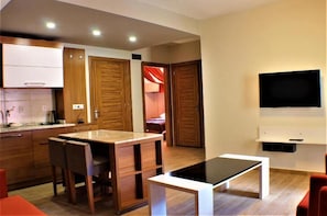 Presidential Apartment, Lake View | Living area | 42-inch TV with satellite channels - TURKUAZ APART HOTEL (ÇAYKARA)