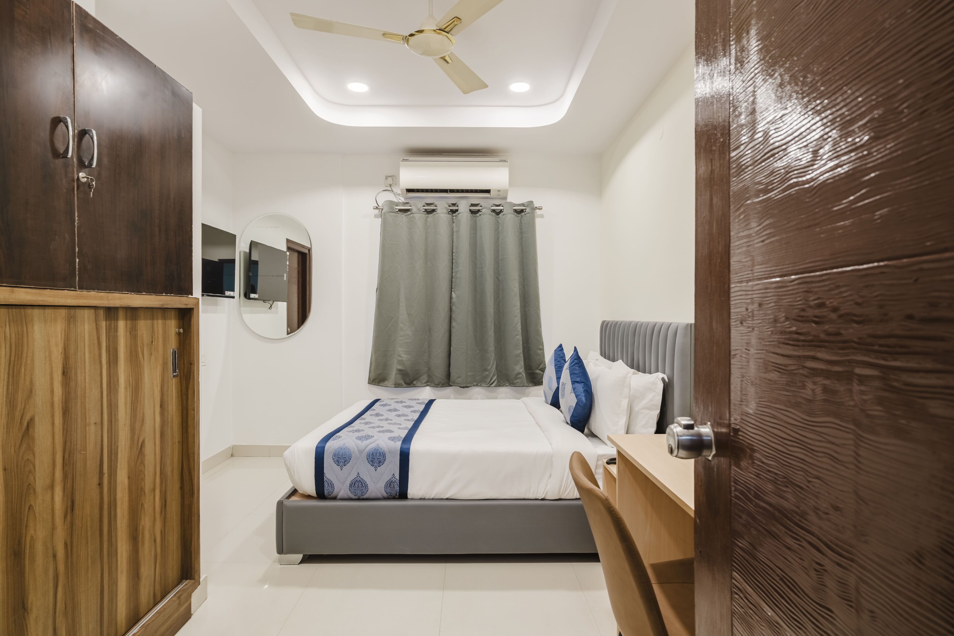 Desk, free WiFi, bed sheets