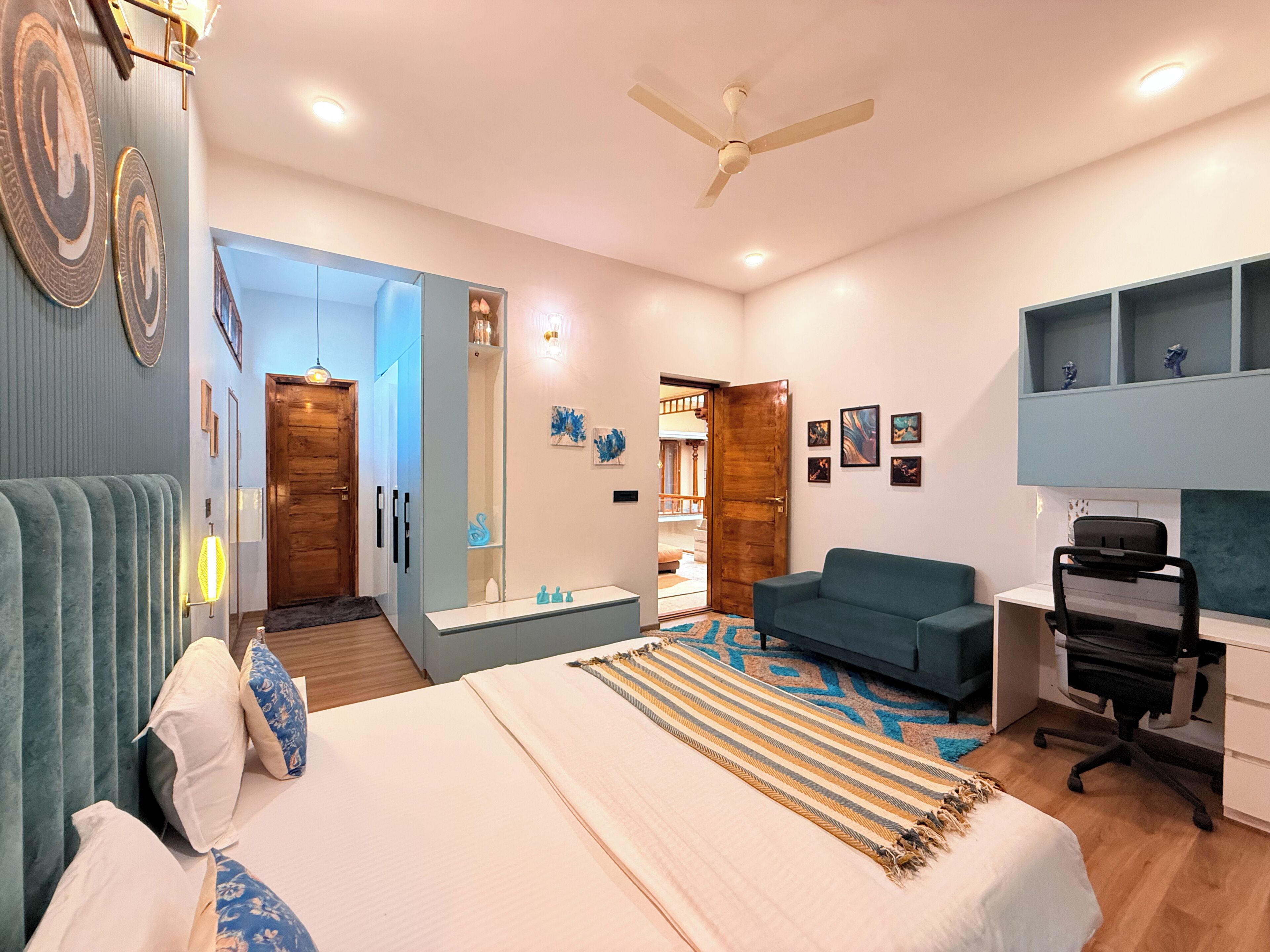 4 bedrooms, iron/ironing board, WiFi, bed sheets
