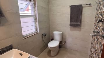 تجهيزات دش، مراحيض شطف، مناشف، صابون