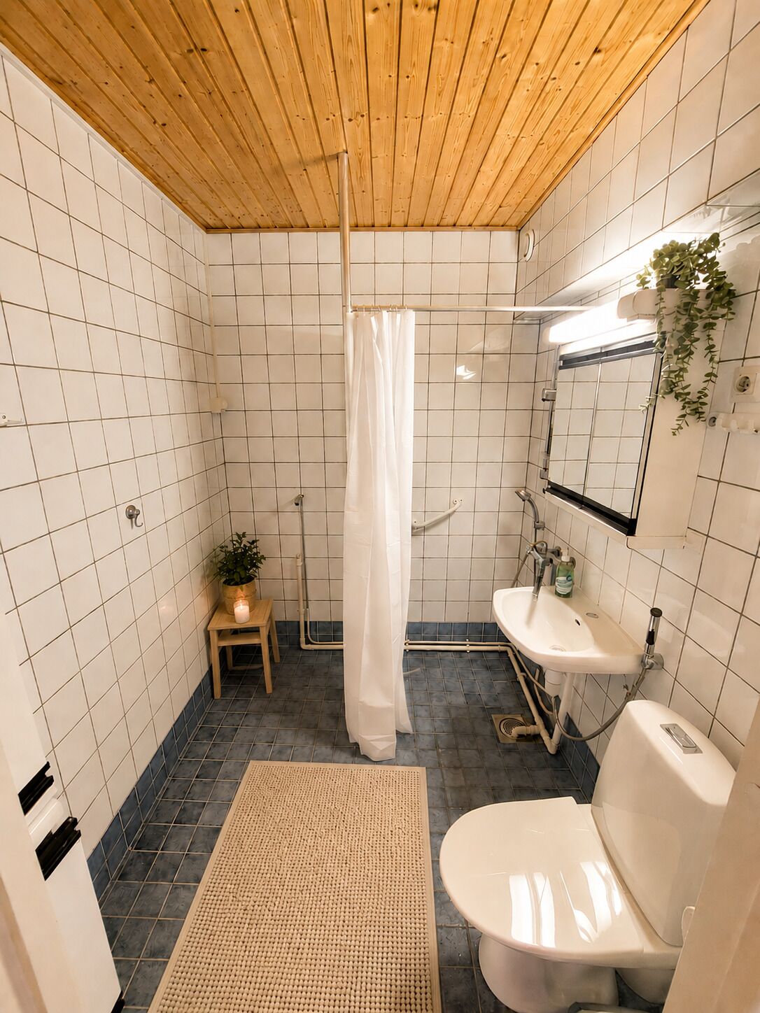 Suihku, hiustenkuivaaja, bidee, pyyhkeet