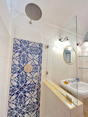 Dusche, Haartrockner, Bidet, Handtücher