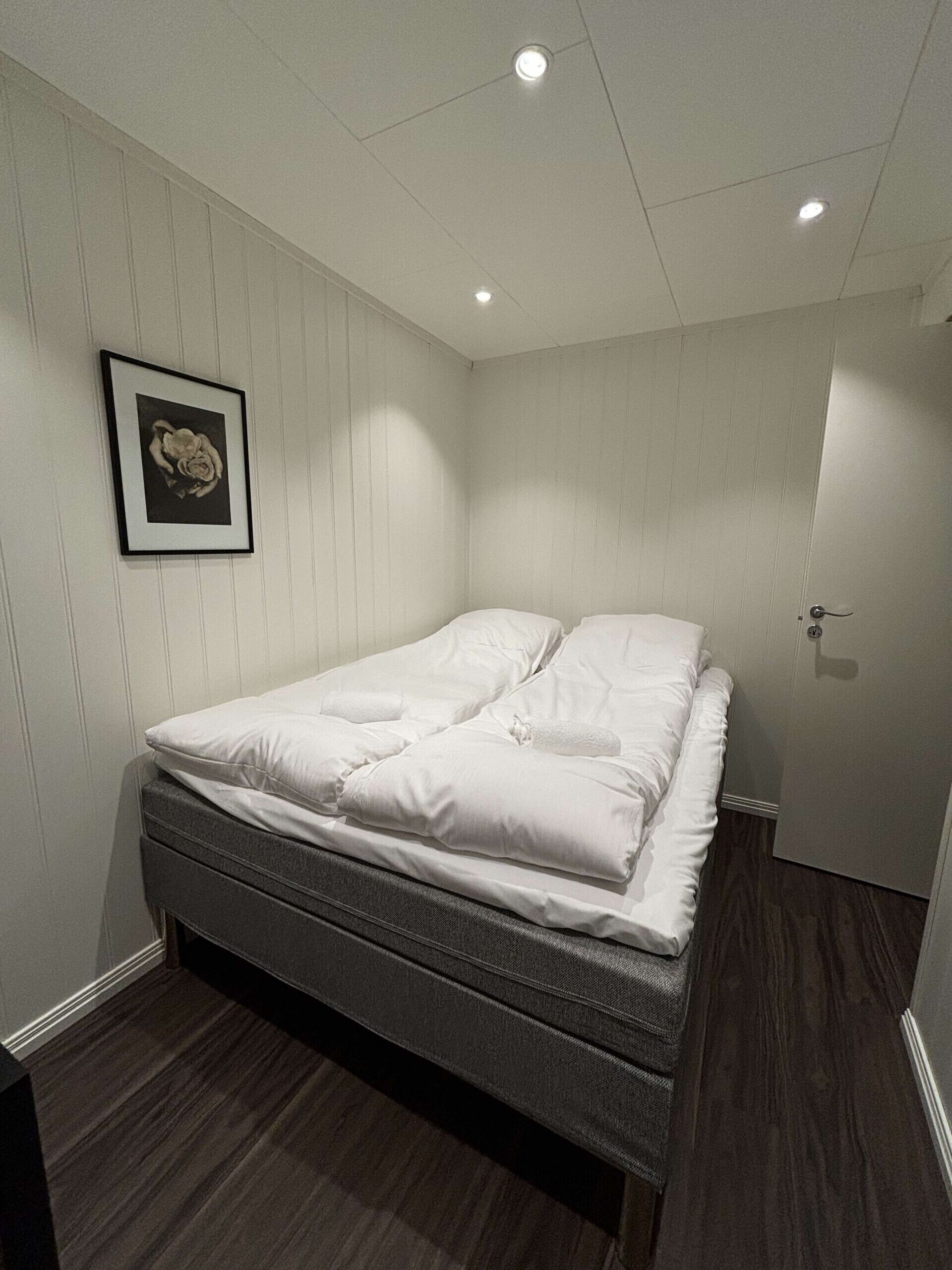 4 bedrooms, iron/ironing board, WiFi (free), bed sheets