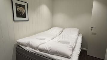 4 bedrooms, iron/ironing board, WiFi (free), bed sheets