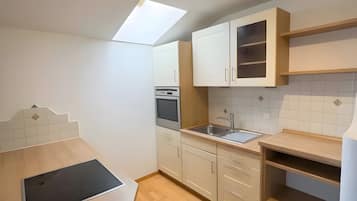 Fridge, stovetop, electric kettle, cookware/dishes/utensils