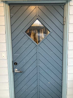 Exterior detail - Koselig hus ved Kabelvågmarken. (Vågan)
