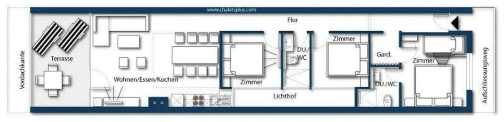 Ein Grundriss eines Hotels mit Terrasse, Wohn-/Ess-/Kochbereich, Schlafzimmern, Bädern und einem Garten.