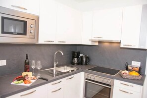 Cafetera y tetera, refrigerador, lavavajillas y comedor 