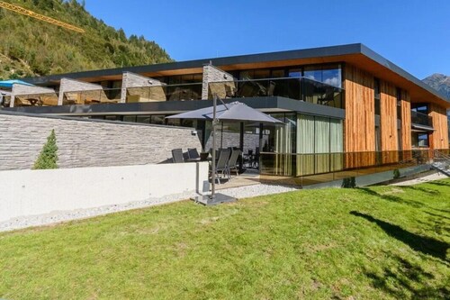 Mountain View Holiday Home for 8 with Sauna