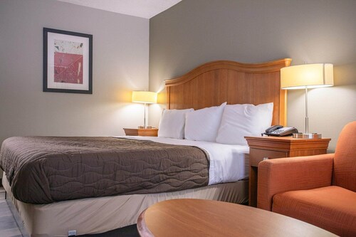 Family Suite-King Bed||Pull-Out Sofa|Smk