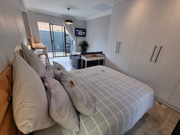 Iron/ironing board, Internet, bed sheets - Saxon Guest Cottage Suite (Cape Town)