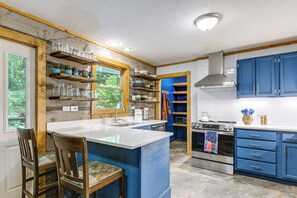 Coffee/tea maker, fridge, microwave, stovetop - 7 Acres w/ Trails! Waynesville Adventure Hub (Waynesville)