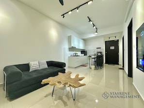 Comfort-Apartment, Stadtblick | Wohnbereich | Smart-TV