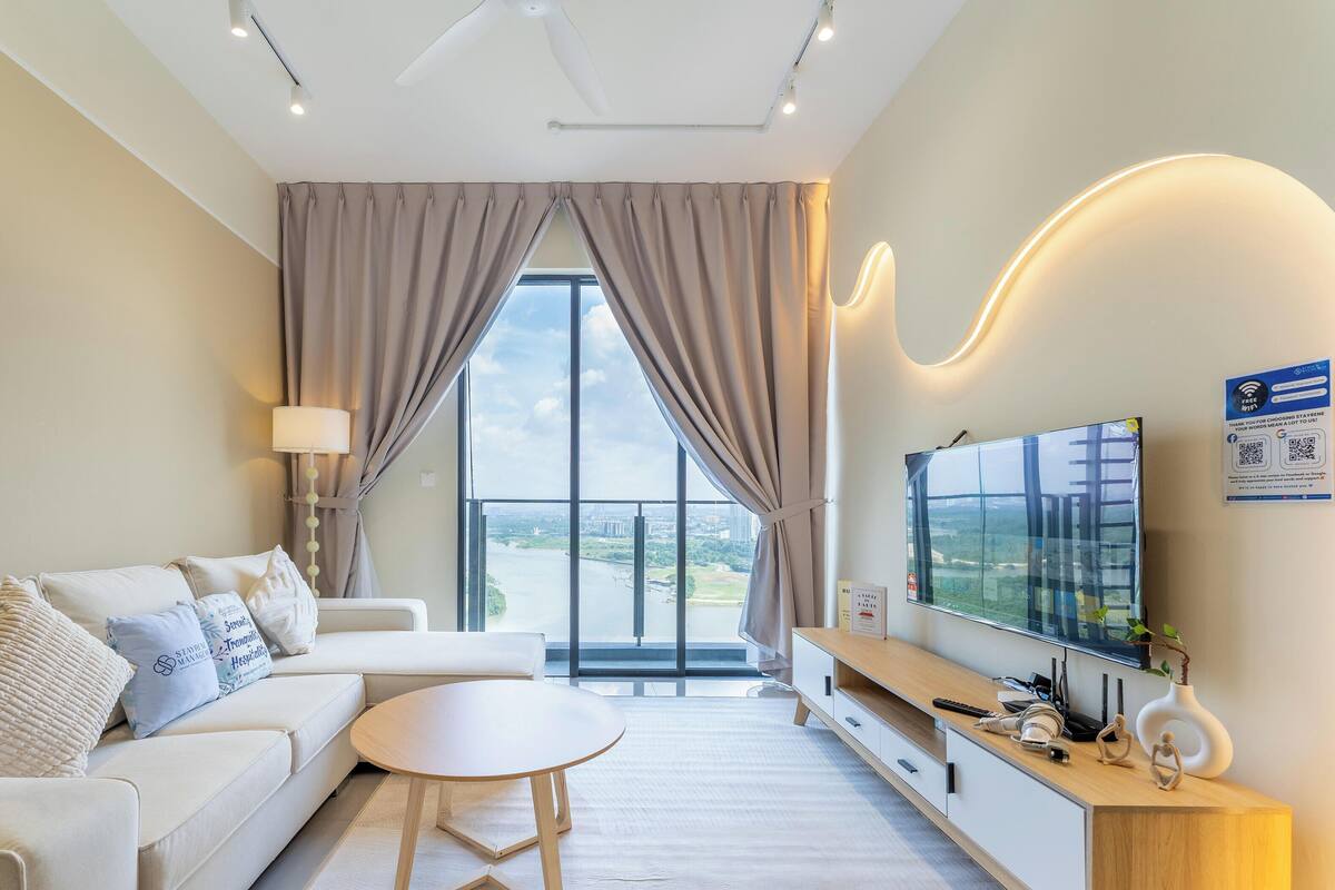 Apartamento clásico, vistas a la ciudad | Zona de estar | Una Smart TV