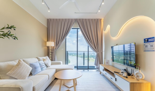 Apartamento clássico, vista para a cidade | Área de estar | Smart TV