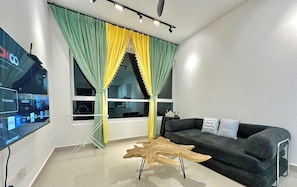 Comfort-Apartment, Stadtblick | Wohnbereich | Smart-TV