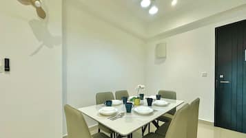 Deluxe-Apartment, Balkon, Stadtblick | Speisen