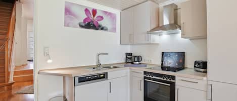 Coffee/tea maker, fridge, oven, stovetop