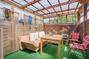 Ein gemütliches Zimmer mit einer Holzbank, einem Tisch und einer Couch.