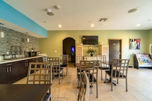 Dining - King Bed|Non-Smoking (Moulton, TX)
