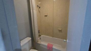 Een douche, handdoeken