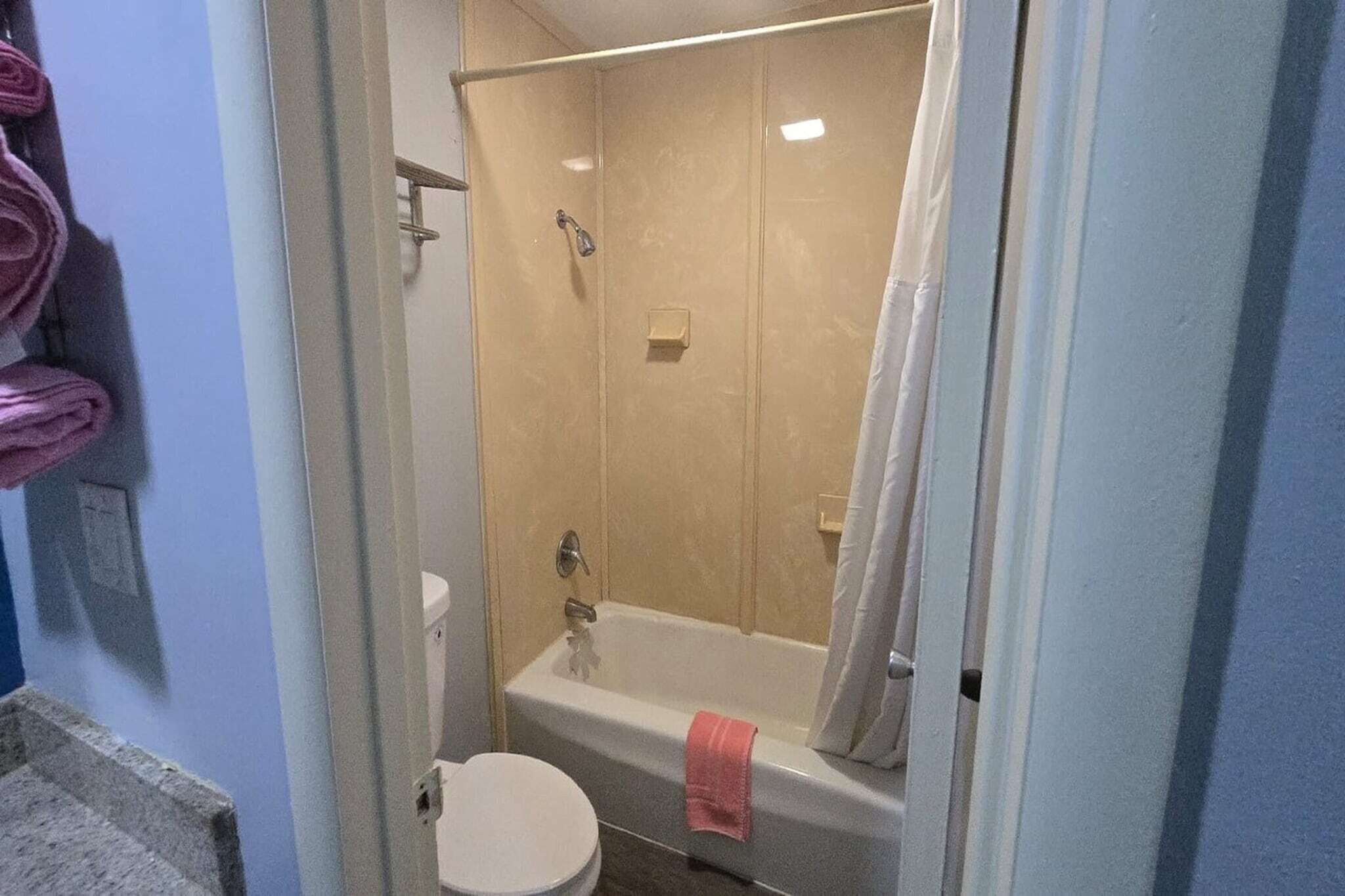 Kylpyhuone, jossa on kylpyamme, wc ja suihkuverho.
