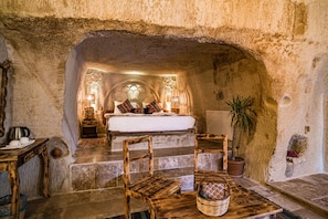 8 bedrooms, desk, free WiFi, bed sheets