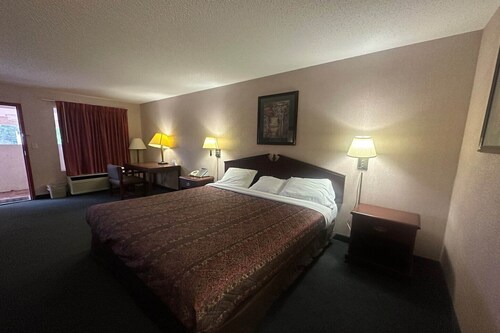King Bed|Non-Smoking