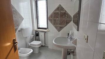 Townhouse Klasik, 2 Tempat Tidur Twin, balkon | Kamar mandi | Shower, pengering rambut, handuk, dan sabun