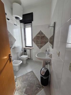 Casa de ciudad clásica, 2 camas individuales, balcón | Baño | Regadera, secadora de cabello, toallas, jabón 