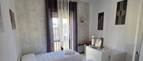Classic Townhome, 2 Twin Beds, Balcony | Free WiFi