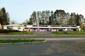 Exterior - 2 Full Bed_ Love Hotels Timberline (Ironwood)