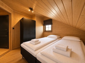 5 bedrooms, WiFi (free), bed sheets