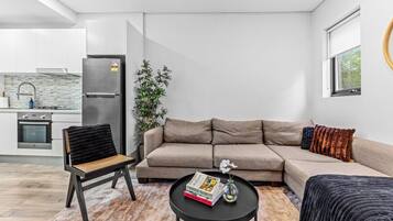 Deluxe Apartment, 1 Queen Bed, Lanai | Living area