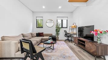 Deluxe Apartment, 1 Queen Bed, Lanai | Living area