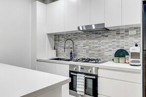 Deluxe Apartment, 1 Katil Ratu (Queen), Lanai | Dapur peribadi