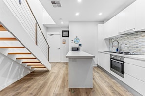 Deluxe Apartment, 1 Queen Bed, Lanai | Private kitchen - Hoffy's Place - one bedroom with AC (Bondi Beach)