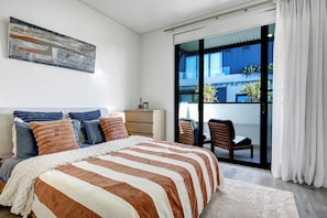 Deluxe Apartment, 1 Queen Bed, Lanai | Iron/ironing board, free WiFi - Hoffy's Place - one bedroom with AC (Bondi Beach)