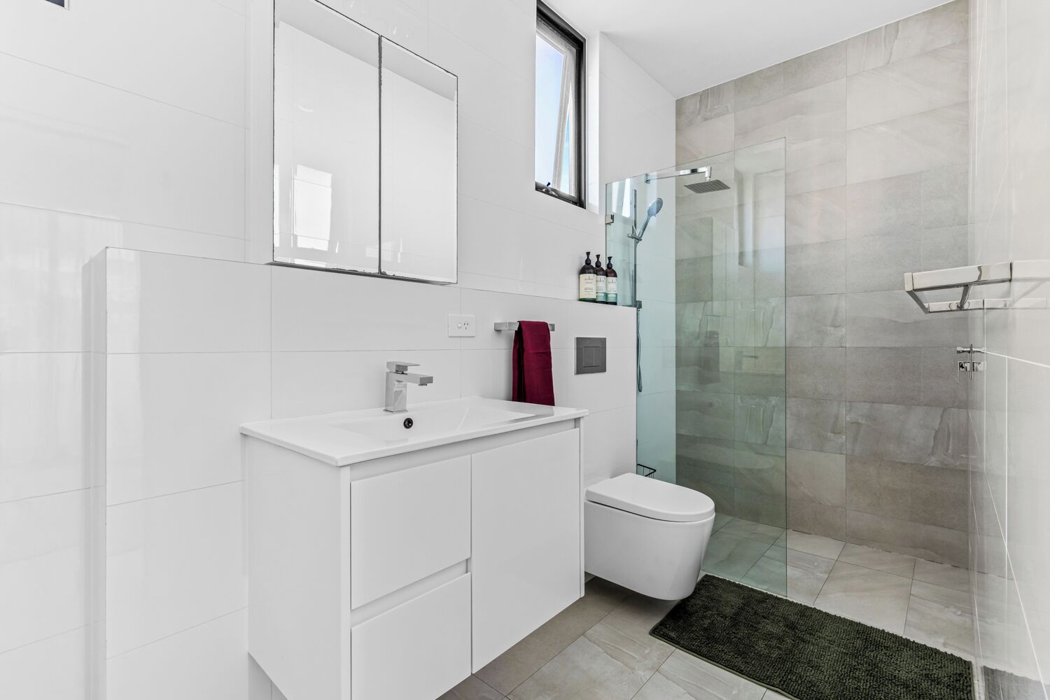 Deluxe Apartment, 1 Queen Bed, Lanai | Bathroom