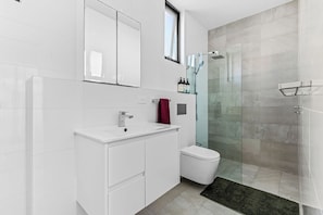 Deluxe Apartment, 1 Queen Bed, Lanai | Bathroom - Hoffy's Place - one bedroom with AC (Bondi Beach)