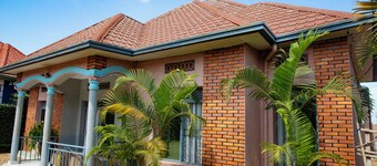 Zak House-Peaceful 4-Bedroom Retreat with Garden
