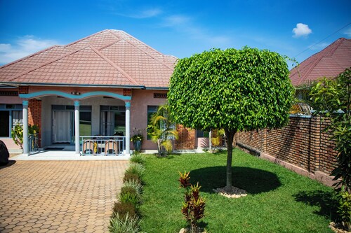 Zak House-Peaceful 4-Bedroom Retreat with Garden