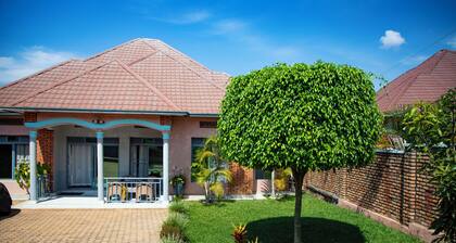 Zak House-Peaceful 4-Bedroom Retreat with Garden