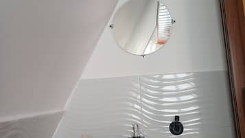 Regadera, toallas, jabón, papel de baño