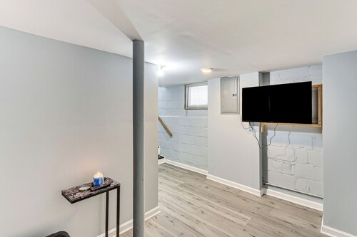 Apt w/ Pool & Hot Tub - Near NYC & Airport!