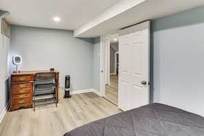 2 bedrooms, desk, internet, bed sheets