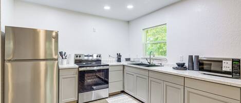 Coffee/tea maker, fridge, microwave, stovetop