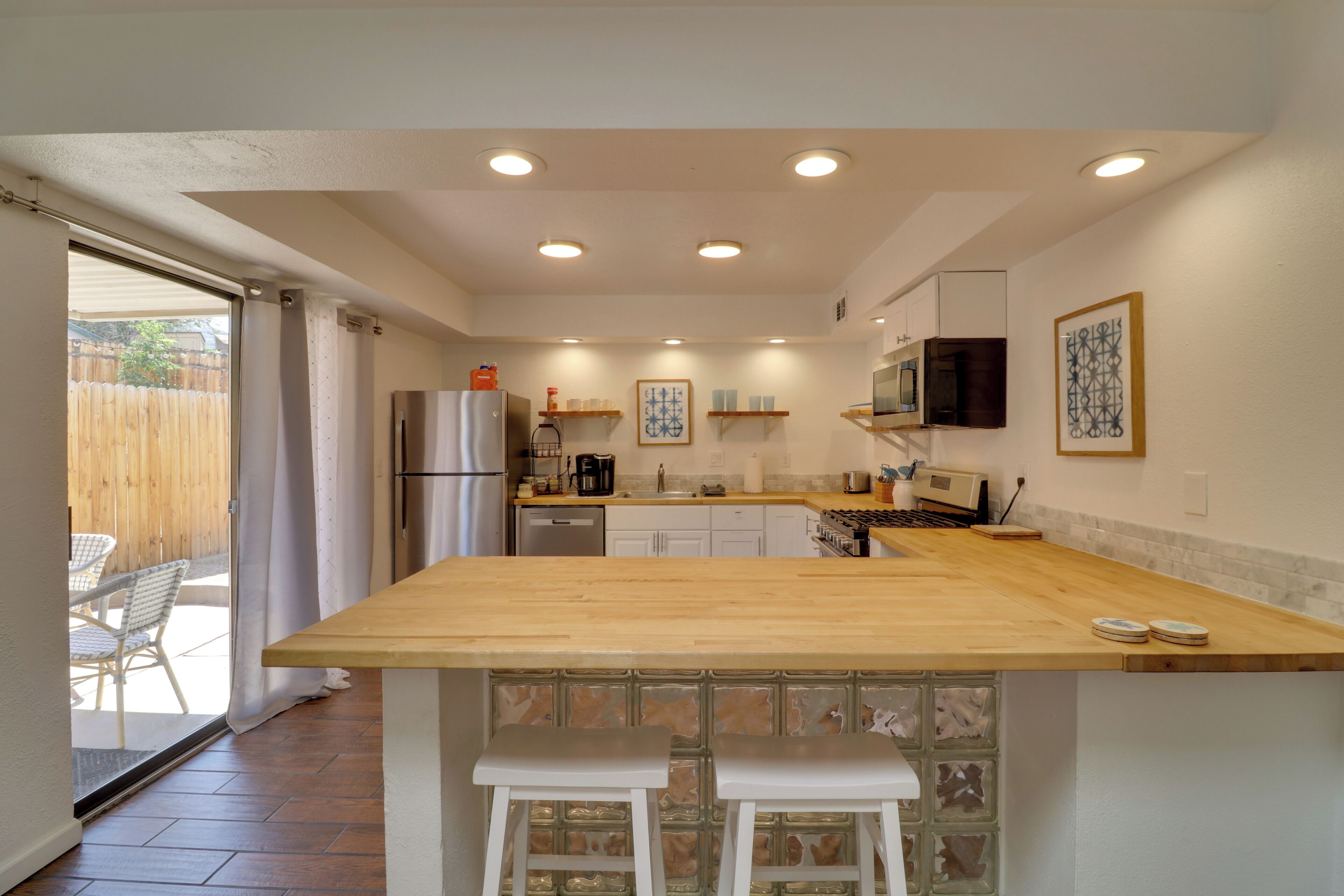 Fridge, microwave, stovetop, dishwasher