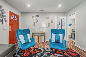 Interior - 7 Mi to St Simons Island! Modern Group Getaway (Brunswick)