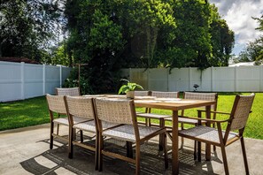 Outdoor dining - 7 Mi to St Simons Island! Modern Group Getaway (Brunswick)